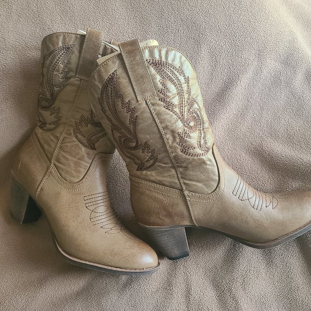 NEW! Coconuts Austin Embroidered Cowboy Boots 7.5